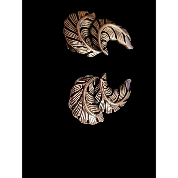 Vintage Silver-Tone Swirled Textured Leaf Clip-on Earrings - Picture 3 of 4